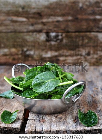 Про стоки fresh green spinach in to the bowl - stock photo