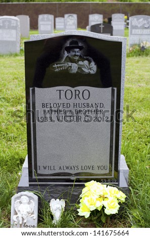 QUEENS, NEW YORK - JUNE 6: Grave of Yomo Toro, master of the Puerto ...