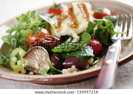 salad with mushrooms,spinach,tomatoes,sundried tomatoes,walnuts ...