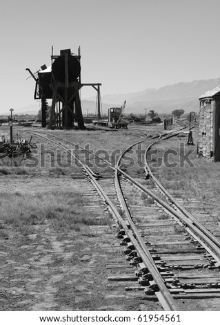 Southern Pacific turntable, water and oil tanks at Laws, California ... Southern Pacific turntable, water and oil tanks at Laws, California ...