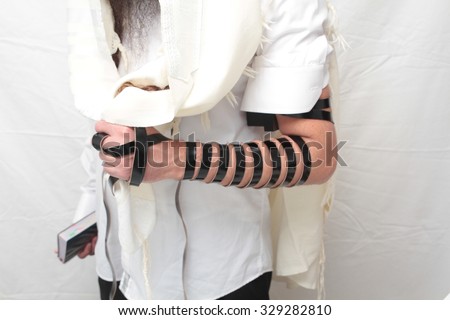 left hand jewish singles Jewish wedding rings: what are the traditions earlier this week, we discussed how to find the perfect jewish wedding rings today, here are some of the customs associated with the use of the jewish wedding rings in the ceremony. left hand jewish singles Jewish wedding rings: what are the traditions earlier this week, we discussed how to find the perfect jewish wedding rings today, here are some of the customs associated with the use of the jewish wedding rings in the ceremony.