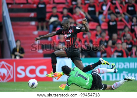  - stock-photo-nonthaburi-thailand-mar-christian-kouakou-red-of-scg-muangthong-utd-in-action-during-thai-99454718