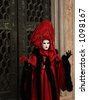 Венеция, карнавал - красный костюм, фото 4511, снято 28 февраля 2006 г...