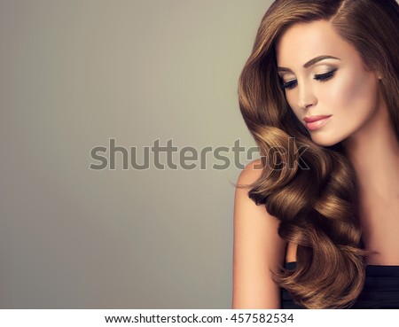 cô gái xinh đẹp với lượn sóng dài và mái tóc sáng bóng. Brunette người phụ nữ với kiểu tóc xoăn