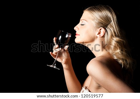 Девушка с бокалом вина бесплатно