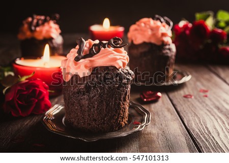 cupcake sô cô la tuyệt đẹp với kem màu hồng trên nền gỗ.  Valentines, Mother Day, đám cưới thiệp chúc mừng.  ảnh tối.  phong cách Retro săn chắc.  Sao chép không gian.