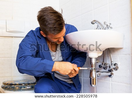 a plumber (insatallateur) at work