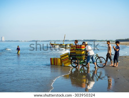 LONG HAI, VIET NAM - MAY 31 2015: People's daily life at fishing village Long Hai, they collecting fresh fishes from boat and open up a market in the early morning
