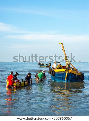 LONG HAI, VIET NAM - MAY 31 2015: People's daily life at fishing village Long Hai, they collecting fresh fishes from boat and open up a market in the early morning