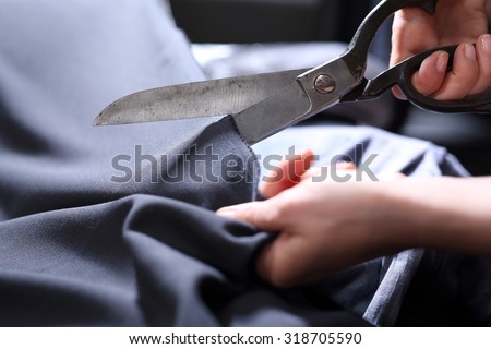 Tailor.Hands notch tailor tailor's scissors cloth.