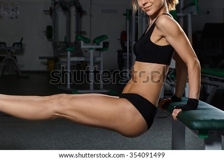 topless-girls-weightlifting
