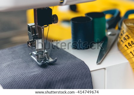 sewing machine and item of clothing