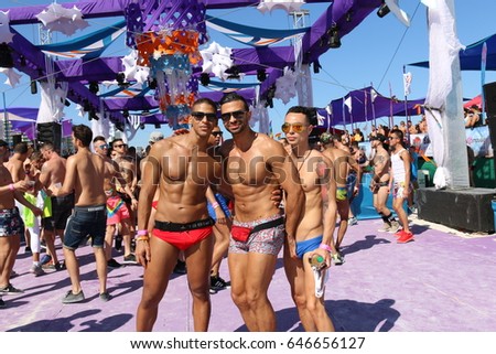 gay twinkblog shooting cum shemale