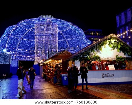  Edinburgh  Christmas  Decorations  On George Street Stock 