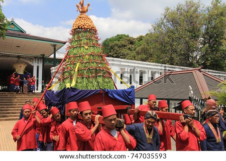 Yogyakarta Indonesia 2th Of September 2017 Palace Soldiers Are Lifting Gunungan Grebeg Which Yogyakarta Indonesia 2th Of September 2017 Palace Soldiers Are Lifting Gunungan Grebeg Which