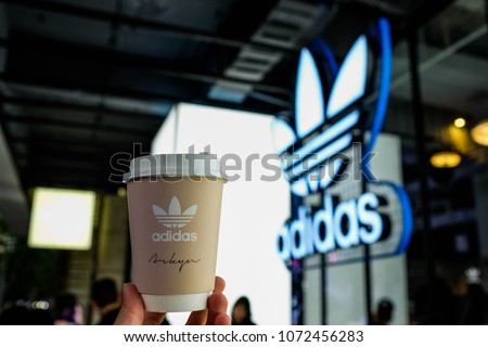 Shanghai, Cina - 14 Aprile 2018 Adidas Le Foto (A Titolo Gratuito Shanghai, Cina - 14 Aprile 2018 Adidas Le Foto (A Titolo Gratuito