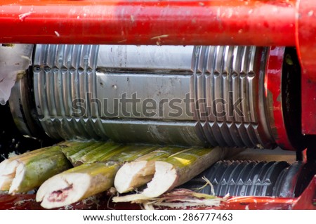 Rolling drum press used to juice sugarcanes in roadside stalls in India. Many small hawkers use these to sell the popular sugarcane juice in roadside stalls