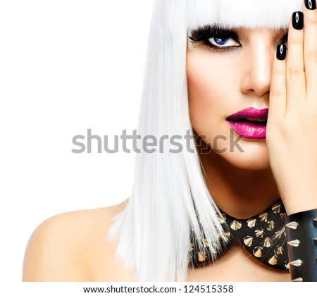 Thời trang Ảnh đẹp Girl. Punk Phong cách phụ nữ bị cô lập trên nền trắng. Trắng đen tóc và móng tay. Black Leather kim loại ban nhạc punk goth với Chrome Studs