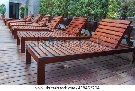 Pool Beds wooden chairs near pool swimming foto, immagini royalty-free e Pool Beds wooden chairs near pool swimming foto, immagini royalty-free e