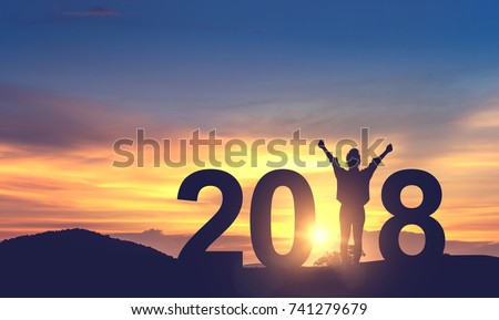Silhueta liberdade jovem desfrutando na colina e 2018 anos enquanto comemora o ano novo, copie o espaço.