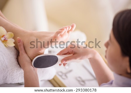 Tẩy tế bào chết chân thủ tục móng chân trong một thẩm mỹ viện.