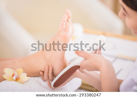 Tẩy tế bào chết chân thủ tục móng chân trong một thẩm mỹ viện.