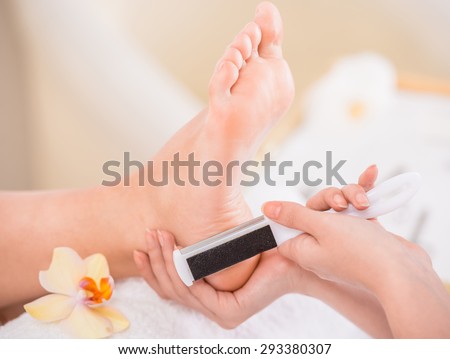 Tẩy tế bào chết chân thủ tục móng chân trong một thẩm mỹ viện.