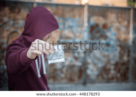 Pusher selling and trafficking drug dose