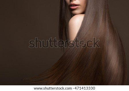 brunette cô gái xinh đẹp trong di chuyển với một mái tóc hoàn toàn trơn tru, make-up và cổ điển. Vẻ đẹp khuôn mặt. Ảnh chụp trong studio.