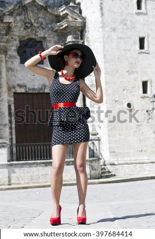 A model photo shoot in Cuba, 1960'S fashion in Havana streets