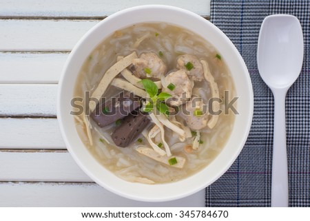 Vietnamese Traditional Food- soup containing rice vermicelli and chicken.
