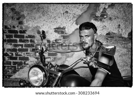 B/&W Old Biker Beard Men/'s Tee Image by Shutterstock