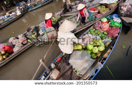 CAN THO,VIETNAM - 23 JAN, 2014: Unidentified people on floating market in Mekong river delta. Cai Rang and Cai Be markets are very popular among the local citizens and tourists.