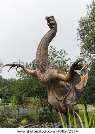 dinosaur with giant claws