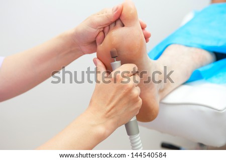 chân móng chân nữ trong một thẩm mỹ viện
