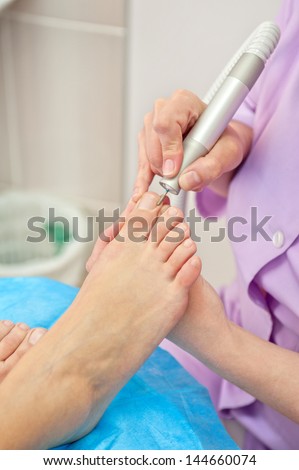 chân móng chân nữ trong một thẩm mỹ viện