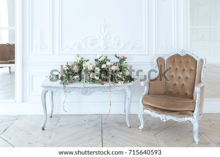 Chic White Huge Spacious Hall With A Minimum Of Expensive Antique Furniture Baroque Interior Design Chic White Huge Spacious Hall With A Minimum Of Expensive Antique Furniture Baroque Interior Design