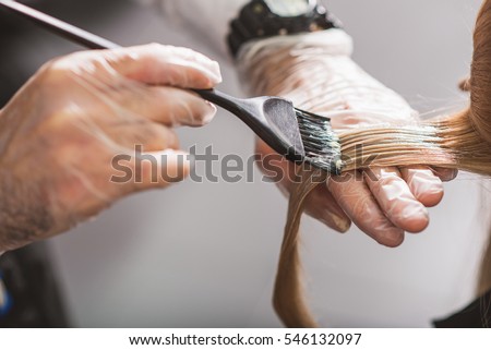 Hairdresser is dying female hair