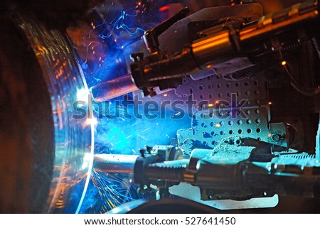 Soldagem de topo em tubulações subaquáticas usando equipamento automático.  Sistema móvel para soldagem de tubulações.  A construção de um gasoduto subaquático.  Soldagem a plasma.