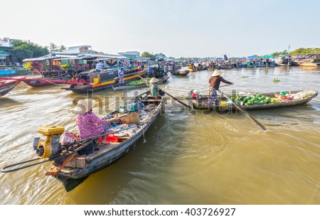 Can Tho, Vietnam - February 4th, 2016: Women rowing boats often algae farm trade in agricultural products on market well as a livelihood in countryside morning at river in Can Tho, Vietnam.