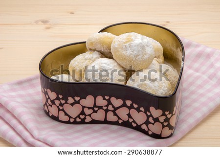 Cookies in a tin box Find a great collection of Cake & Cookie Gifts at Costco. Enjoy low warehouse prices on name-brand Cake & Cookie Gifts products. 24 Holiday Gift Tins; Cookies can be enjoyed for up to 5 days upon arrival or kept frozen for up to 6 months (0) Compare Product. Sign In For Price. oz box (19) Compare Product. Sign In For Price. $