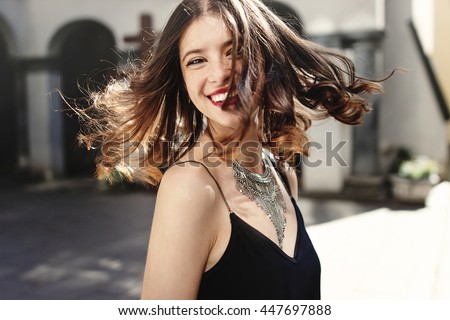 Chúc mừng phong cách người phụ nữ vẫy tóc trong ánh sáng mặt trời ở đường phố châu Âu cũ, cái nhìn sang trọng, không gian cho văn bản, thời gian hạnh phúc vô tư và đúng sự thật