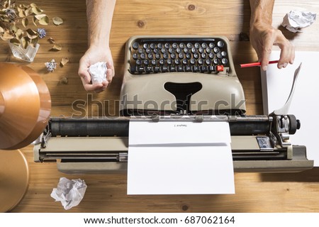 Image that portrays a writer who finds no inspiration to write / The writer's block