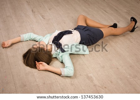 Crime scene simulation. Victim lying on the floor — Stock 