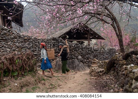 HA GIANG, VIETNAM, January 16, 2106 couples, H'Mong, where rock plateau Ha Giang, Vietnam, on the way home, in the spring