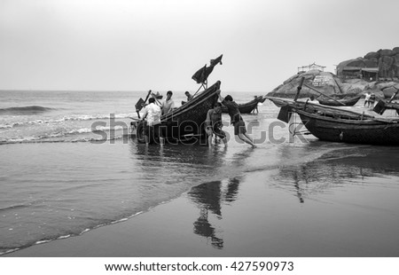 THANH HOA, Vietnam, November 18, 2015 fishermen Sam Son Thanh Hoa, fishing