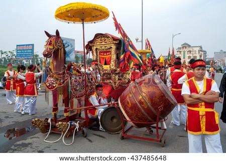 BAC Ninh, Vietnam, April 19, 2016 youth groups, to participate in the relay, Temple Festival in Bac Ninh, Vietnam, worship Ly