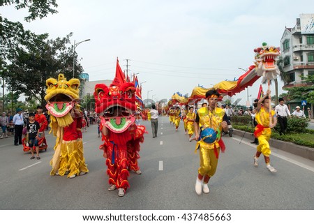 BAC Ninh, Vietnam, April 19, 2016 Dragon dance, youth groups, to participate in the relay, Temple Festival in Bac Ninh, Vietnam, worship Ly