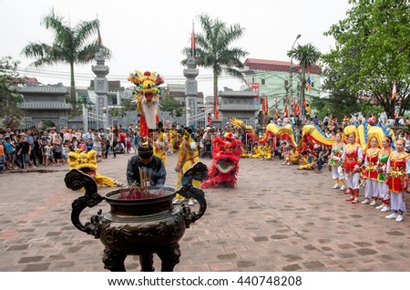 BAC Ninh, Vietnam, April 19, 2016 people go to church, the Temple of Ly, Dragon dance, youth groups, to participate in the relay, Temple Festival in Bac Ninh, Vietnam, worship Ly
