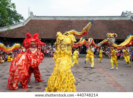 BAC Ninh, Vietnam, April 19, 2016 Dragon dance, youth groups, to participate in the relay, Temple Festival in Bac Ninh, Vietnam, worship Ly